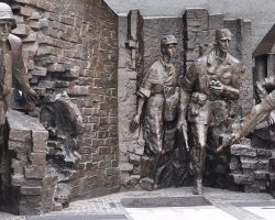 CZEŚĆ I CHWAŁA BOHATEROM POWSTANIA WARSZAWSKIEGO,  CZEŚĆ I CHWAŁA WARSZAWIE, MIASTU NIEZŁOMNEMU