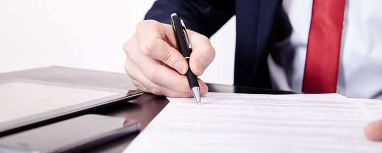 Posłużenie się przez pełnomocnika parafą, a nie skróconym podpisem pod tłumaczeniami dokumentów nie pozwala przyjąć, że zostały one złożone w sposób skuteczny, a  parafą może być również cały podpis lub podpis nieczytelny