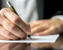 Czy można złożyć JEDZ-a w języku obcym i podpisać go parafą?