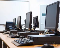 Czy brak podania w formularzu ofertowym nazwy producenta, typu lub modelu zaoferowanego monitora, zawsze stanowi nieusuwalny brak oferty?