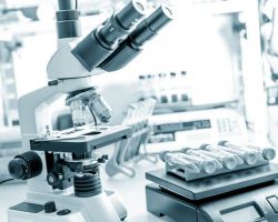 Możliwość udzielenia zam&oacute;wienia z wolej ręki na podstawie art. 67 ust. 1 pkt 7 Pzp jest uzależniona od szczeg&oacute;lnego charakteru danego zam&oacute;wienia, jego specyficznych cech technicznych powodujących, że na rynku nie występuje więcej niż jeden podmiot, kt&oacute;ry m&oacute;głby wykonać zam&oacute;wienie