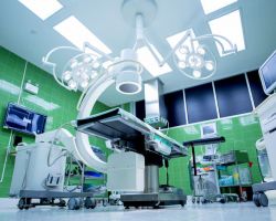 Czy w przetargu nieograniczonym w procedurze odwr&oacute;conej dokumenty takie jak katalogi, certyfikaty, dokumenty dopuszczające do obrotu na terytorium RP należy wymagać wraz z ofertą? Pytanie dotyczy r&oacute;wnież procedury klasycznej