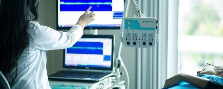 Czy brak podania w formularzu ofertowym nazwy producenta, typu lub modelu zaoferowanego monitora, zawsze stanowi nieusuwalny brak oferty?